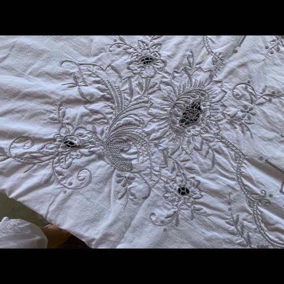 Table Cloths - Picture 3 of 8